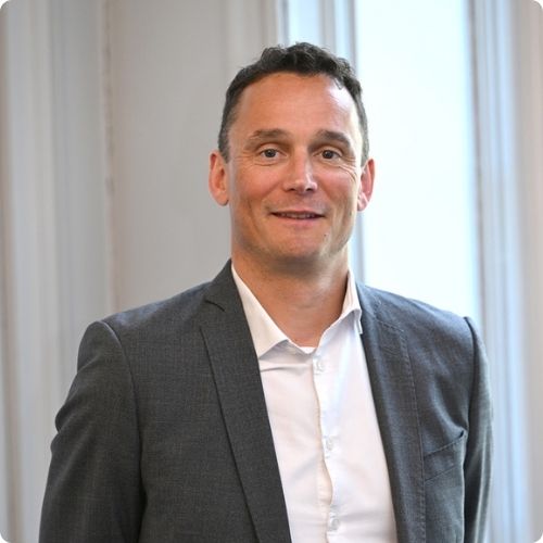 Nicolas THARAULT Directeur Chrono SLPA Pneus Nicolas Tharault est le Directeur de Chrono SLPA Pneus, les 5 plateformes du Groupe Simon.